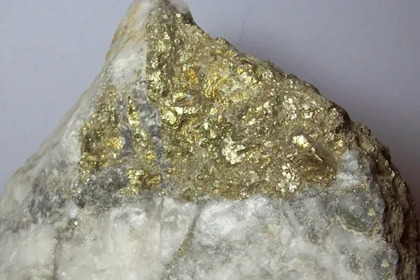 這種最像黃金的礦石看起來(lái)很漂亮，常被人誤認(rèn)成是金礦石